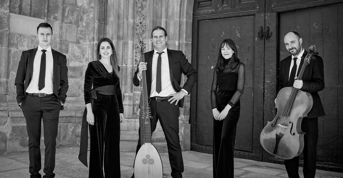 Miembros de Collegium Musicum Madrid con Manuel Minguillón, su director, en el centro. 