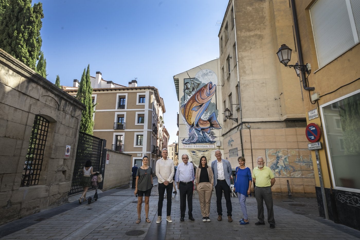 Responsables de la iniciativa que se pone en marcha el viernes, frente a uno de los murales que se incluyen en la misma. 