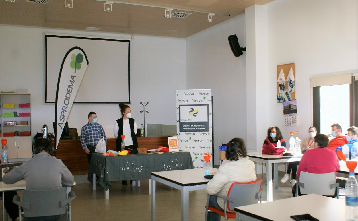 Charla sobre reciclaje de aceite doméstico usado, que forma parte del proyecto, ofrecida en el centro La Sierra de Asprodema. 