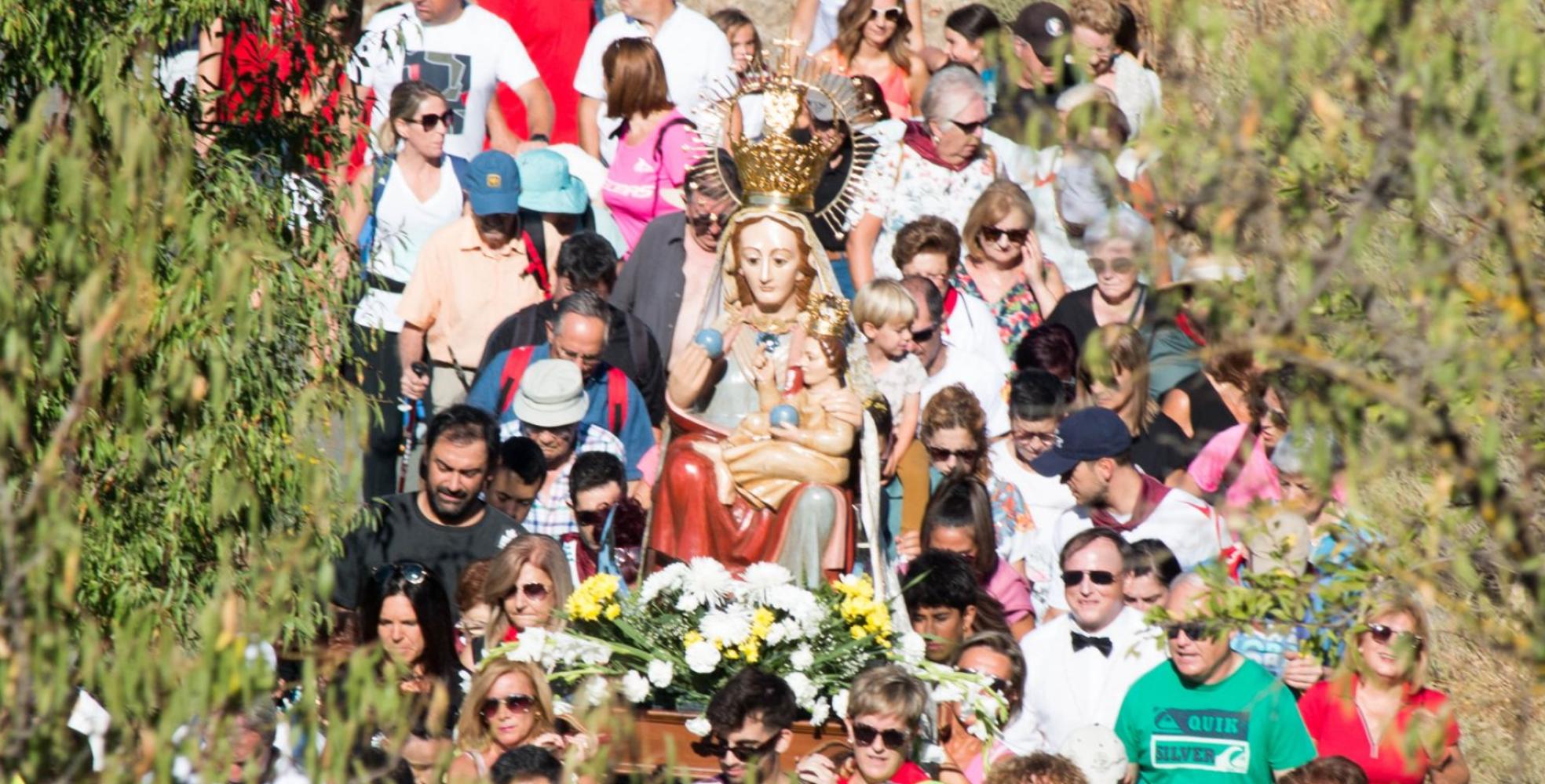 La imagen de la Virgen de Davalillo, a hombros de los peroleros a su llegada al antiguo pueblo. 