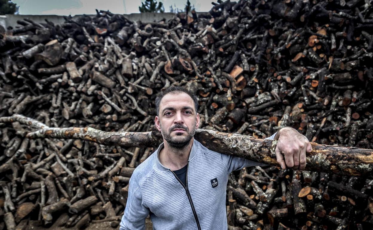 Aitor Eguiluz, distribuidor de leña, en su empresa de Nanclares (Álava). 