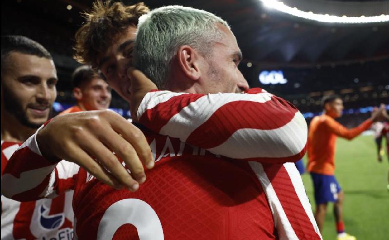 Griezmann celebra con sus compañeros el gol que le dio la victoria al Atlético. 