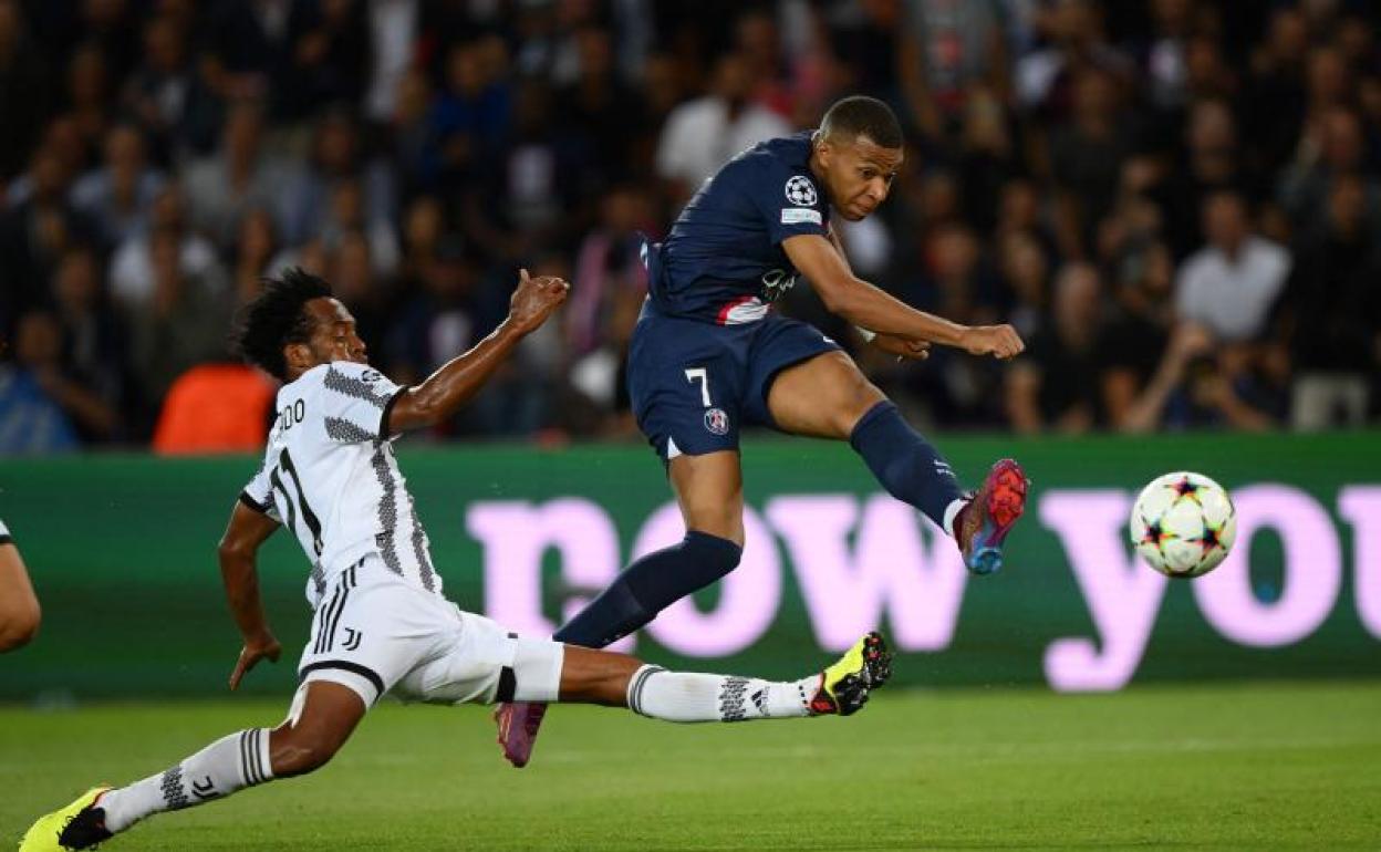 Kylian Mbappé remata durante el partido ante la Juventus. 