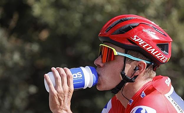 Evenepoel bebe durante la etapa. 