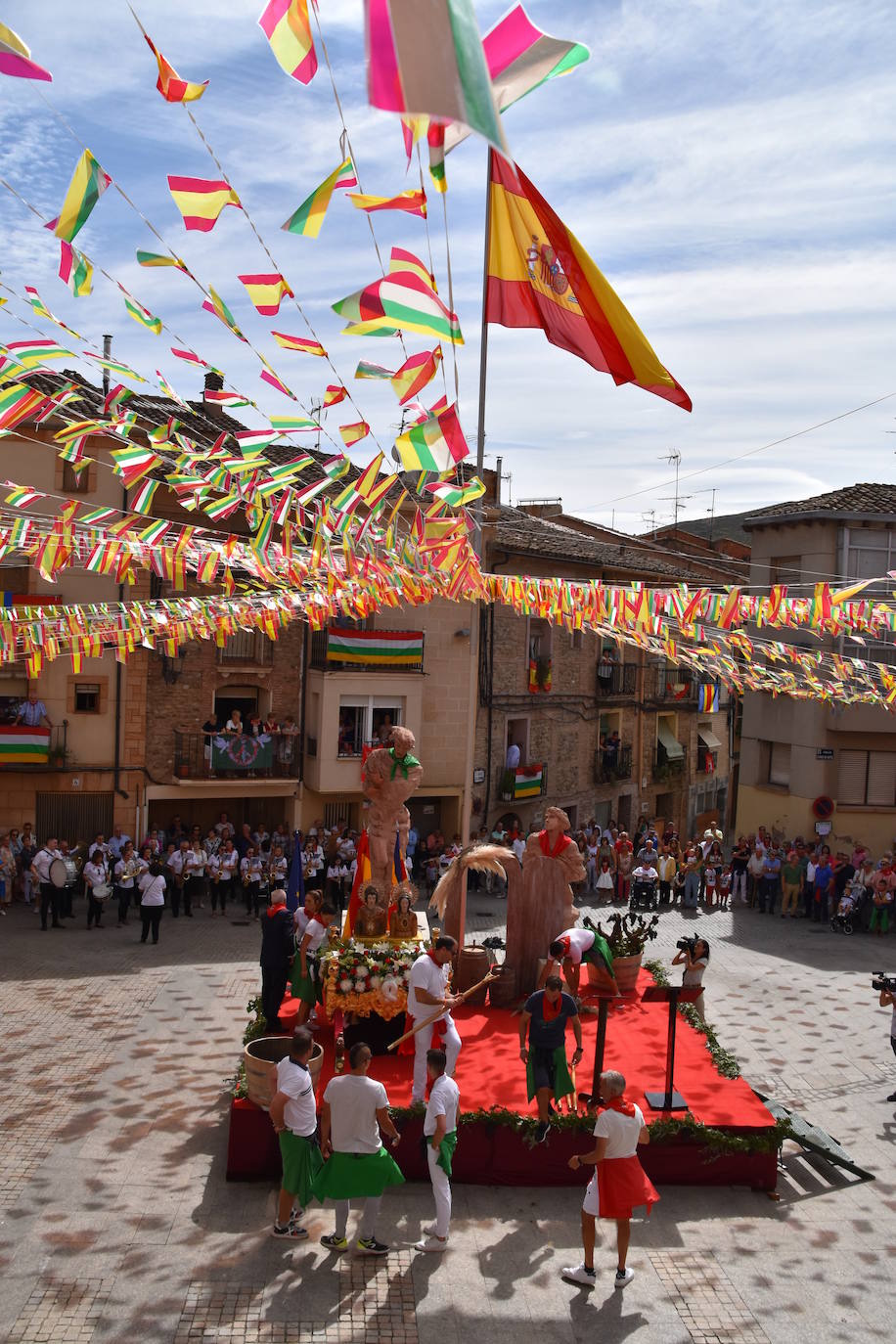 Fotos: Día de San Adrián y Santa Natalia con el tradicional pisado de uvas en Autol