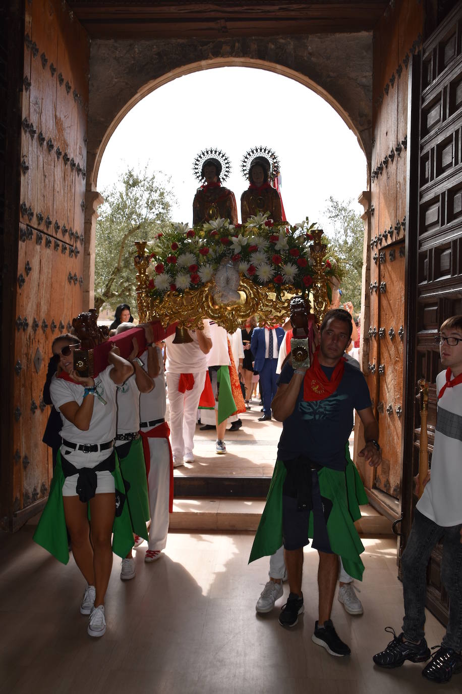 Fotos: Día de San Adrián y Santa Natalia con el tradicional pisado de uvas en Autol