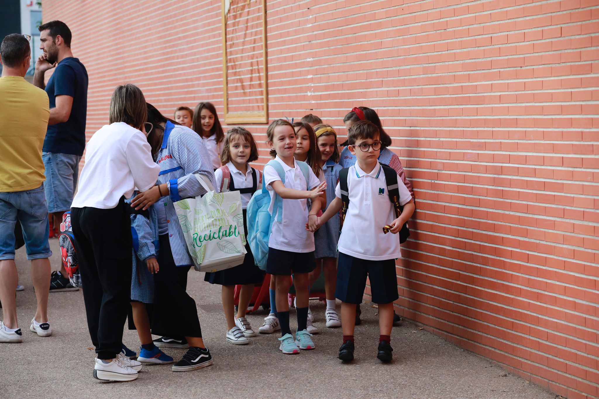 Alumnos y alumnas de Marianistas, en su entrada al colegio