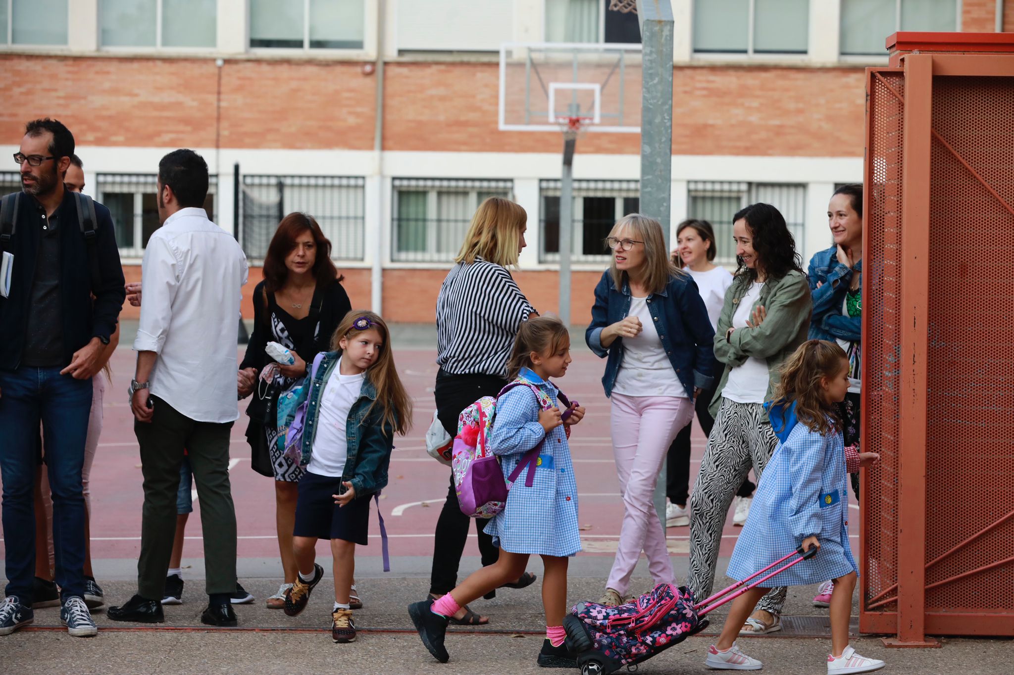 Alumnos y alumnas de Marianistas, en su entrada al colegio