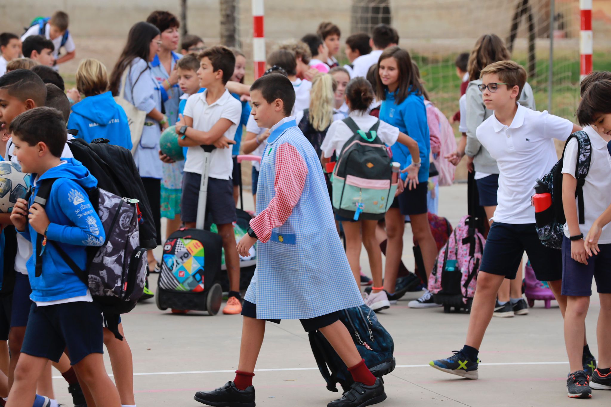 Alumnos y alumnas de Marianistas, en su entrada al colegio