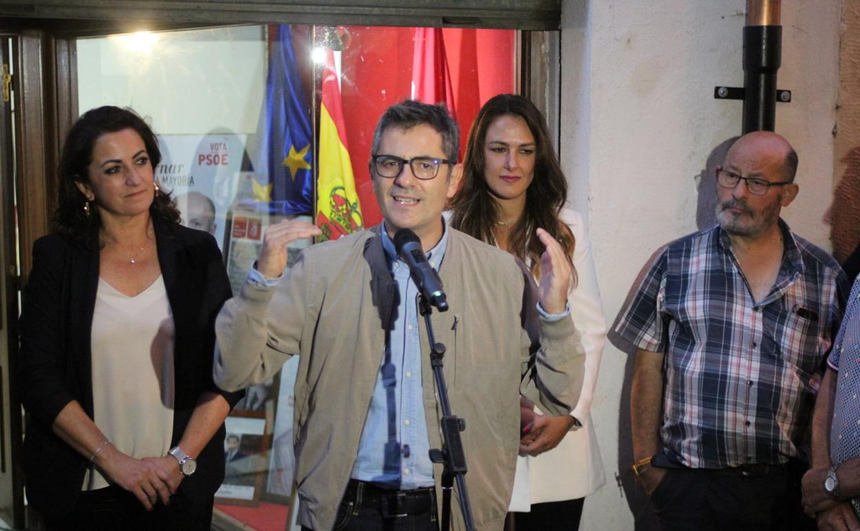 El ministro Félix Bolaños, entre Concha Andreu y Zahyra Sáenz, durante su intervención pública en Alberite. 