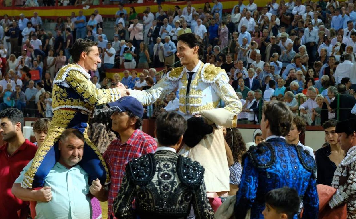 Udriales y Roca Rey, a hombros en la arena.