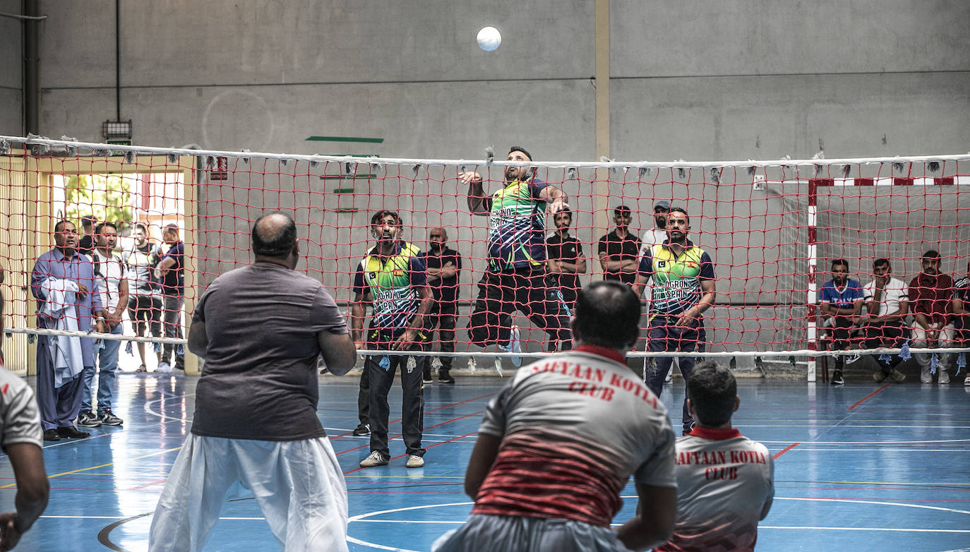 Fotos: La comunidad pakistaní en Europa se vuelca en Logroño con el torneo solidario de shooting volleyball