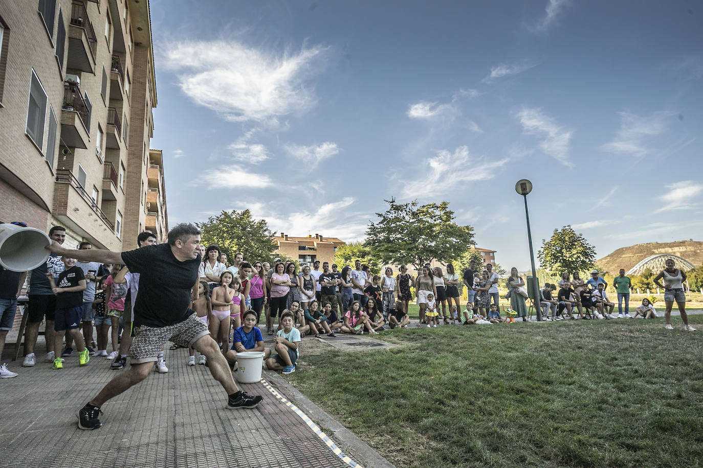 Fotos: Lanzamiento de cubo en las fiestas del barrio logroñés de El Cubo