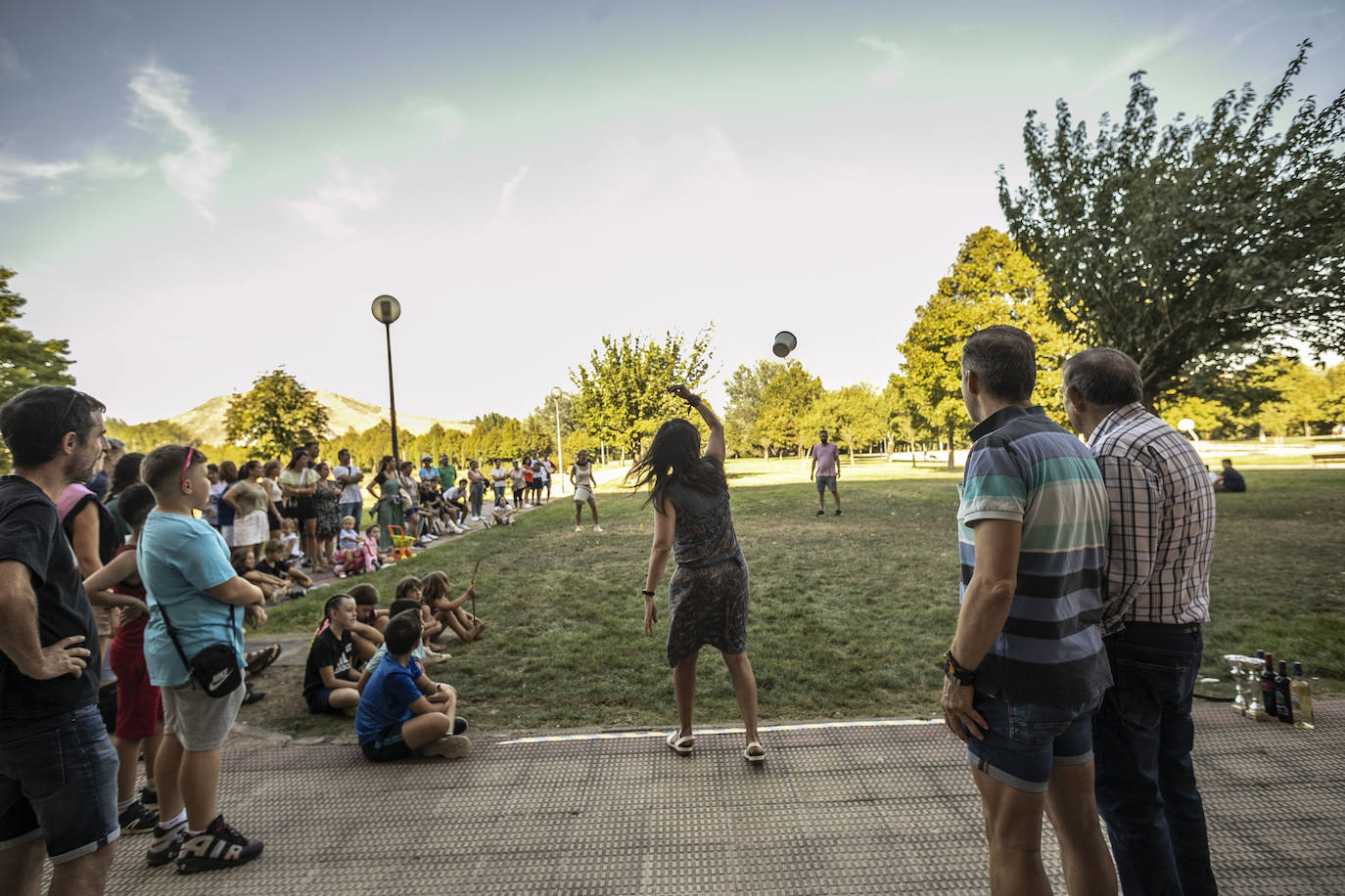 Fotos: Lanzamiento de cubo en las fiestas del barrio logroñés de El Cubo