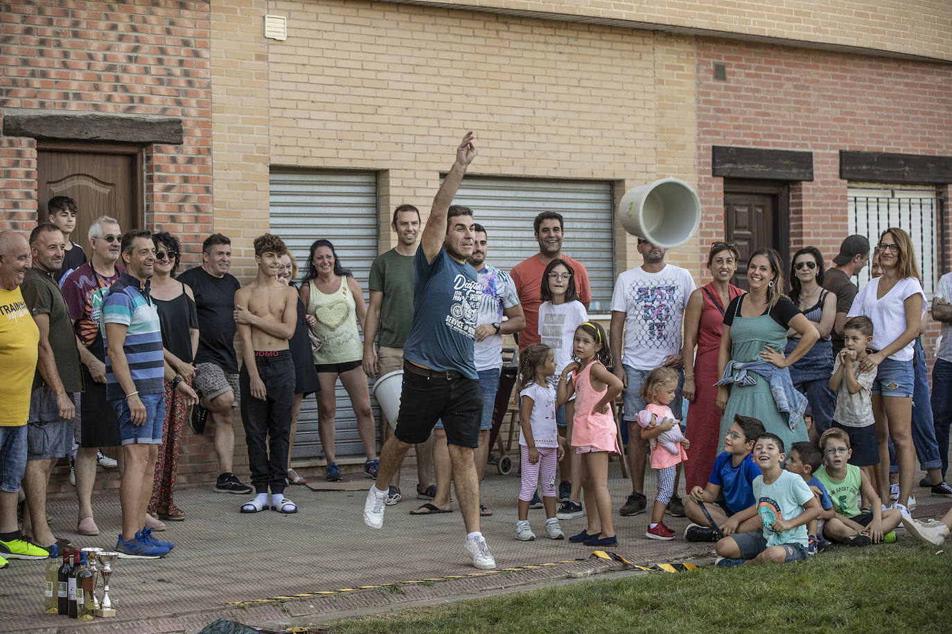 Fotos: Lanzamiento de cubo en las fiestas del barrio logroñés de El Cubo