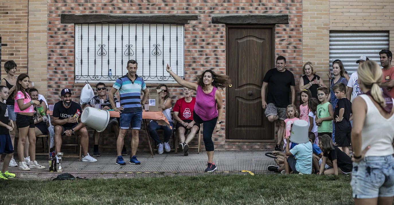 Fotos: Lanzamiento de cubo en las fiestas del barrio logroñés de El Cubo