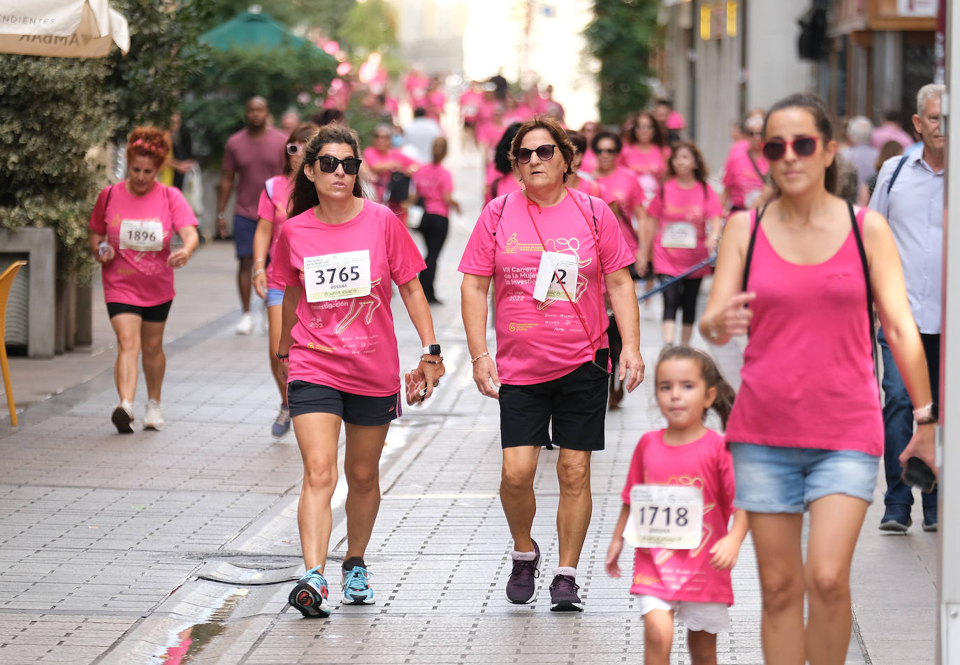 Fotos: El ambiente, los saludos y las fotos en la Carrera de la Mujer en Logroño