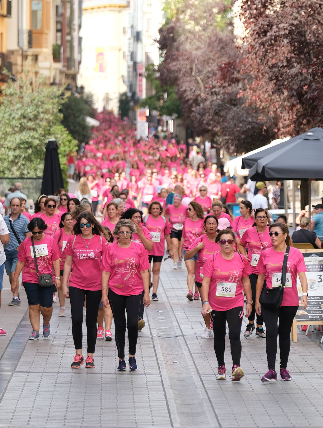 Fotos: El ambiente, los saludos y las fotos en la Carrera de la Mujer en Logroño