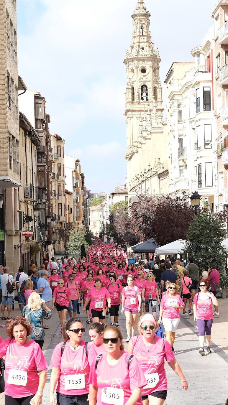 Fotos: El ambiente, los saludos y las fotos en la Carrera de la Mujer en Logroño