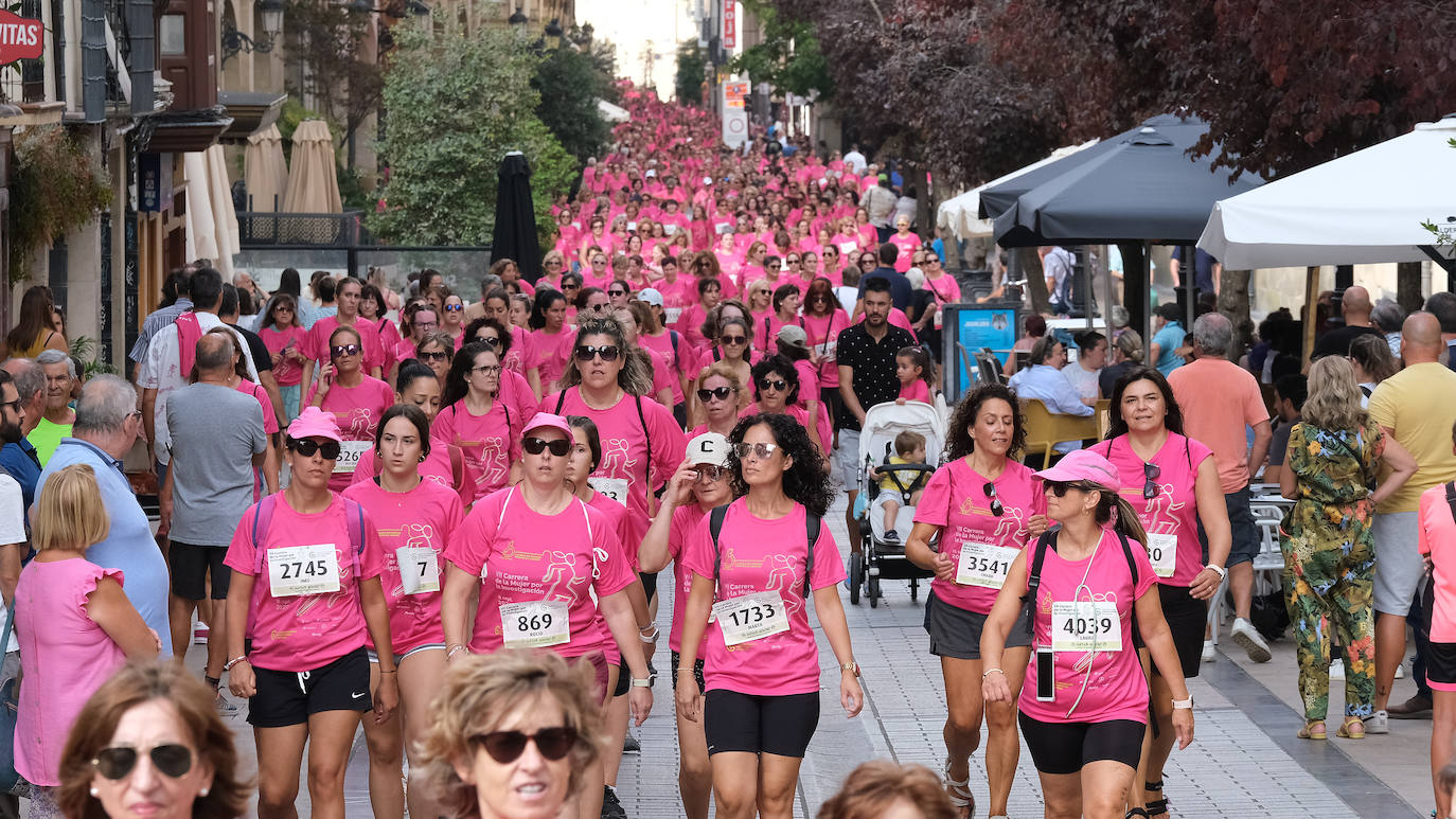 Fotos: El ambiente, los saludos y las fotos en la Carrera de la Mujer en Logroño