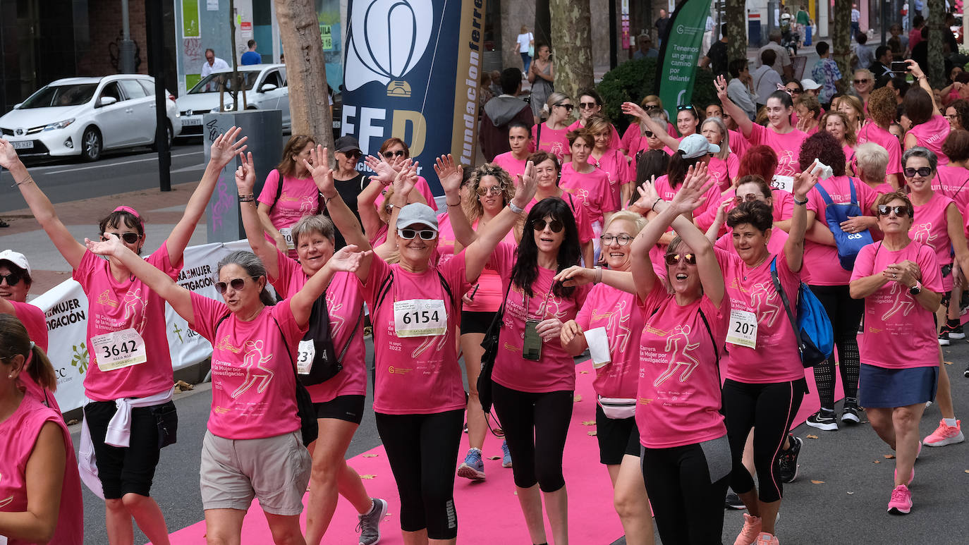 Fotos: El ambiente, los saludos y las fotos en la Carrera de la Mujer en Logroño