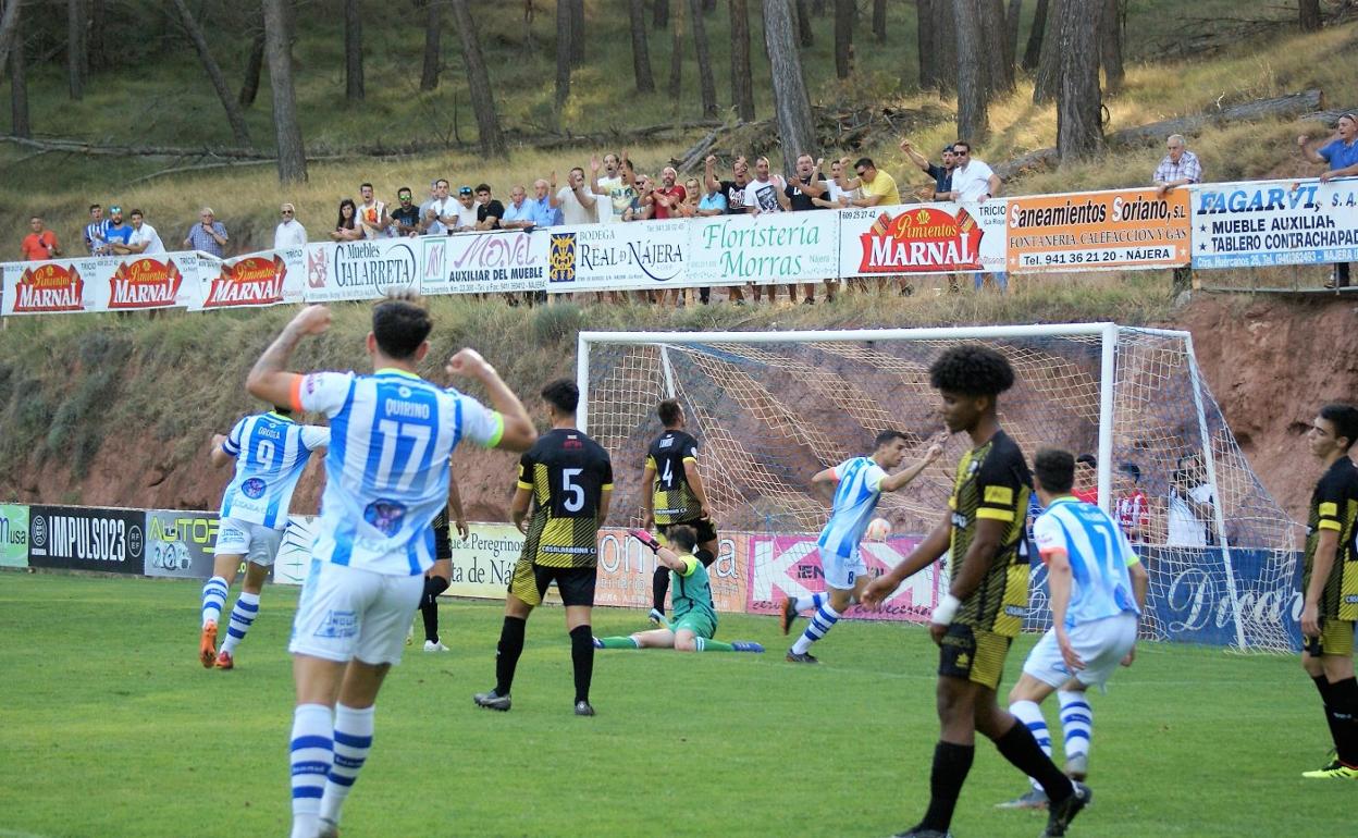 Miguel marca el primero de sus dos tantos, el que abrió el luminoso en La Salera. 