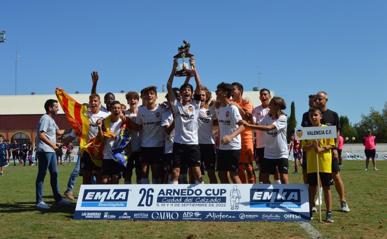 Los infantiles valencianos levantaron el trofeo en Sendero. 