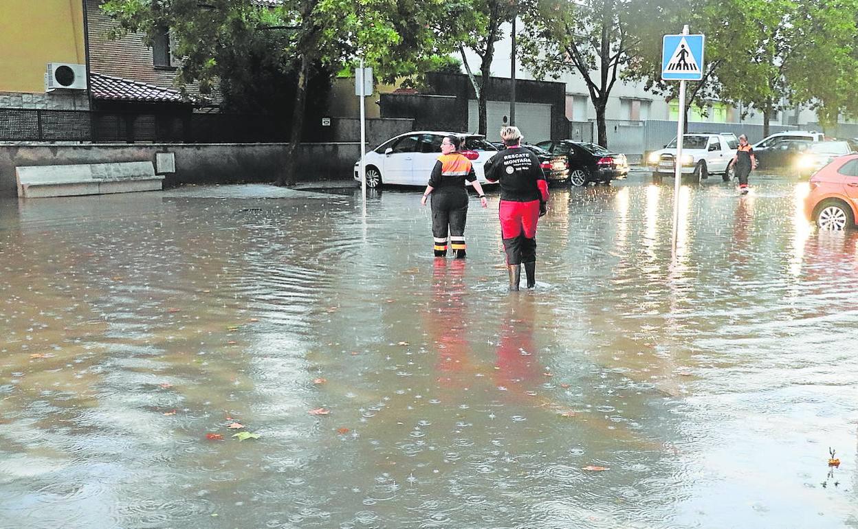 La tormenta se cebó con la zona deportiva donde se acumuló mucha agua.