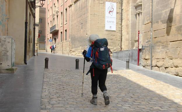 Una peregrina camina por las calles de Logroño