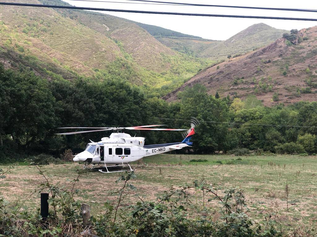 Fotos: Los bomberos trabajan en el incendio de Azárrulla