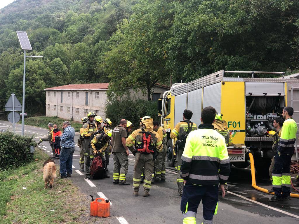 Fotos: Los bomberos trabajan en el incendio de Azárrulla