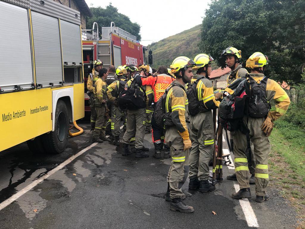 Fotos: Los bomberos trabajan en el incendio de Azárrulla