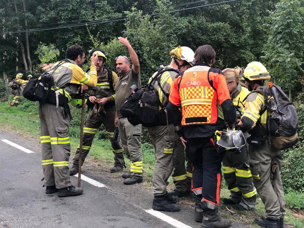 Fotos: Los bomberos trabajan en el incendio de Azárrulla