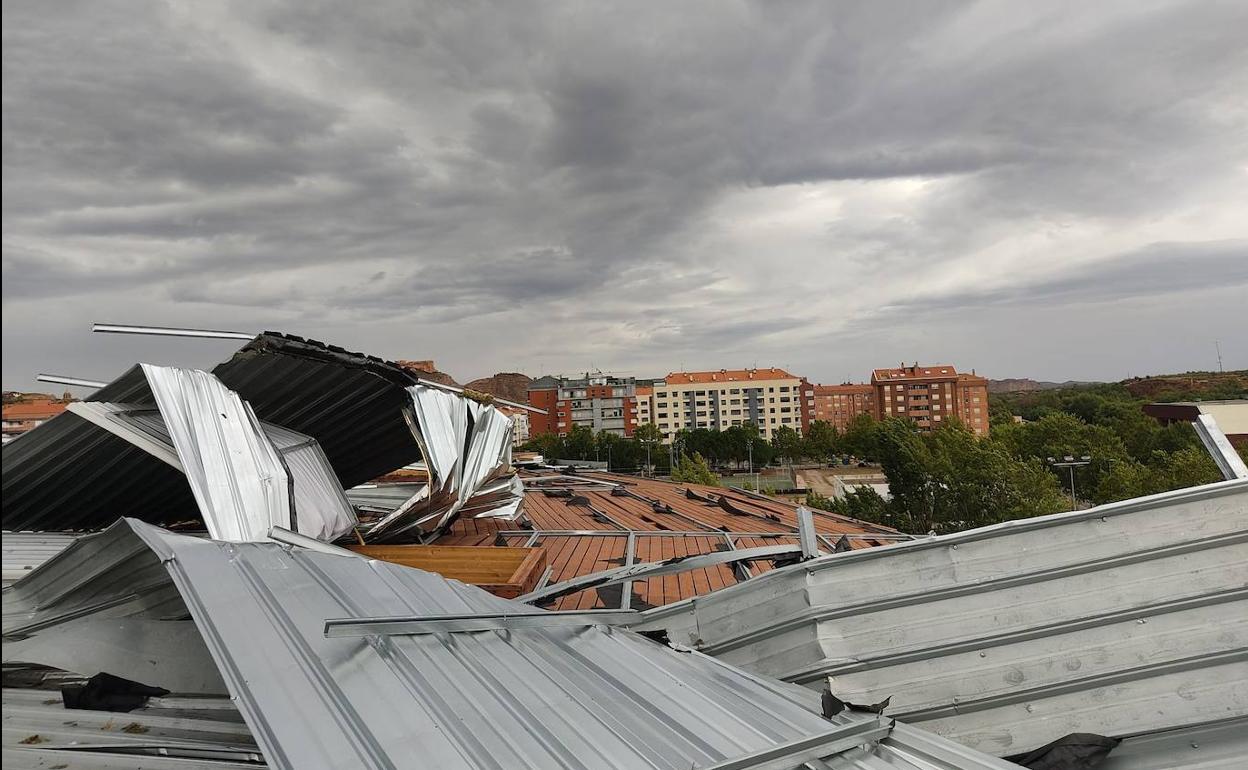 Destrozos en la cúpula de la plaza de toros.