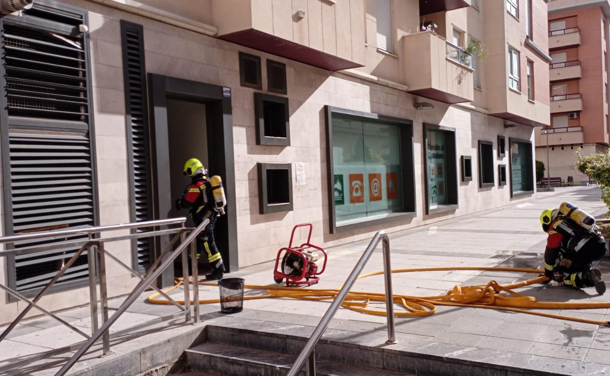 El incendio de una papelera provoca la alarma en la Oficina de Atención al Ciudadano de Calahorra