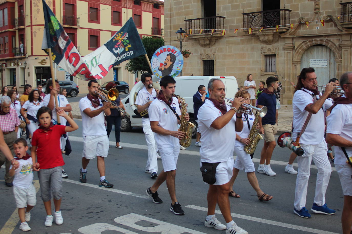 Fotos: Música y cohete de las fiestas de la Cruz de Fuenmayor