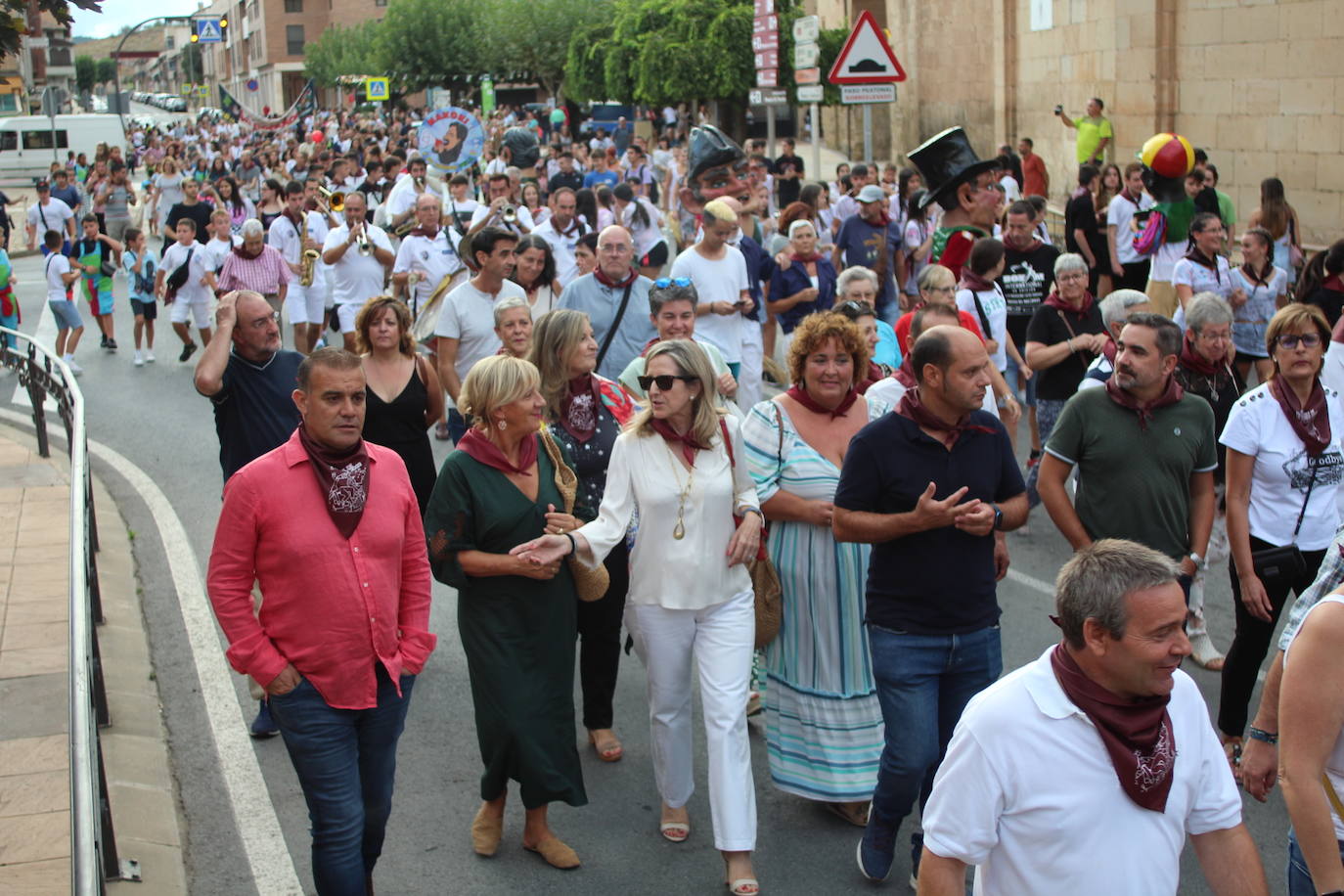 Fotos: Música y cohete de las fiestas de la Cruz de Fuenmayor