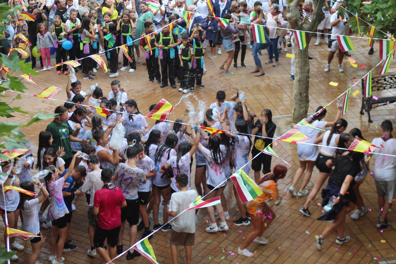 Fotos: Música y cohete de las fiestas de la Cruz de Fuenmayor