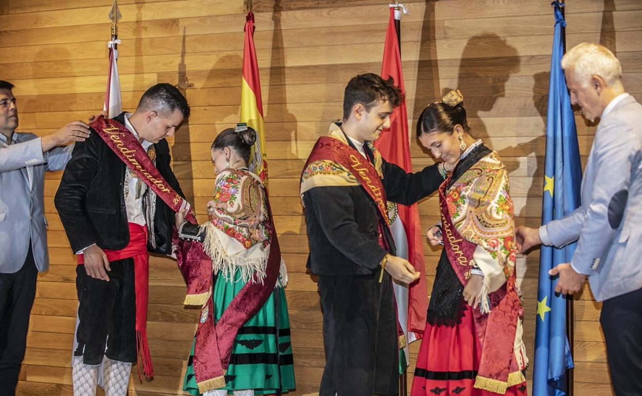 Oscar Poo y Laura Cara, recibiendo las bandas como Vendimiadores de San Mateo 2022. 