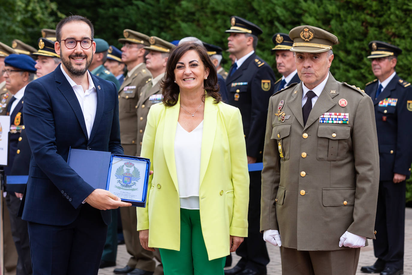 Fotos: El Instituto de Estudios Riojanos (IER), el Ateneo Riojano y la Fundación Ibercaja recogen los galardones de la Delegación de Defensa