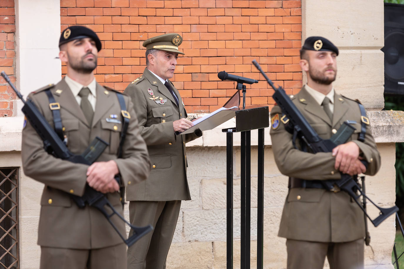 Fotos: El Instituto de Estudios Riojanos (IER), el Ateneo Riojano y la Fundación Ibercaja recogen los galardones de la Delegación de Defensa