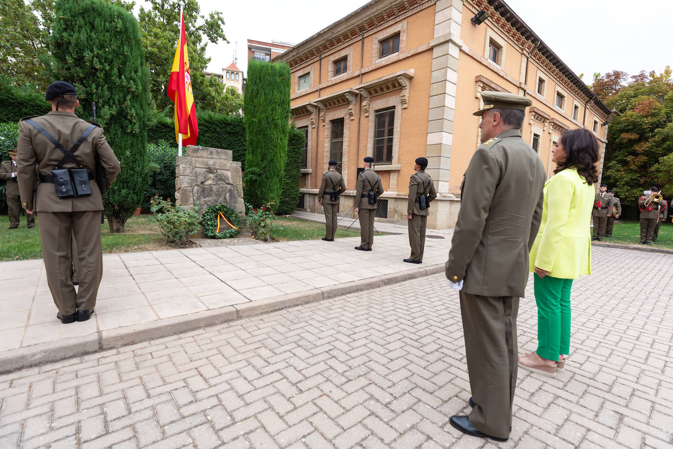 Fotos: El Instituto de Estudios Riojanos (IER), el Ateneo Riojano y la Fundación Ibercaja recogen los galardones de la Delegación de Defensa