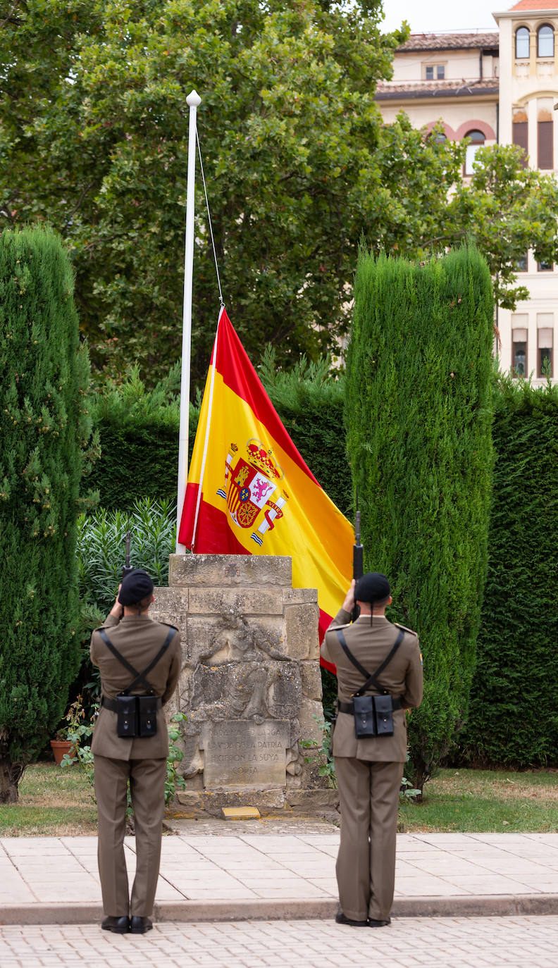 Fotos: El Instituto de Estudios Riojanos (IER), el Ateneo Riojano y la Fundación Ibercaja recogen los galardones de la Delegación de Defensa