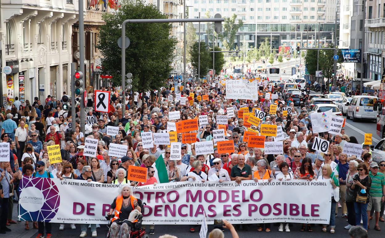 Manifestación por la mejora de las residencias de ancianos en la Gran Vía madrileña.