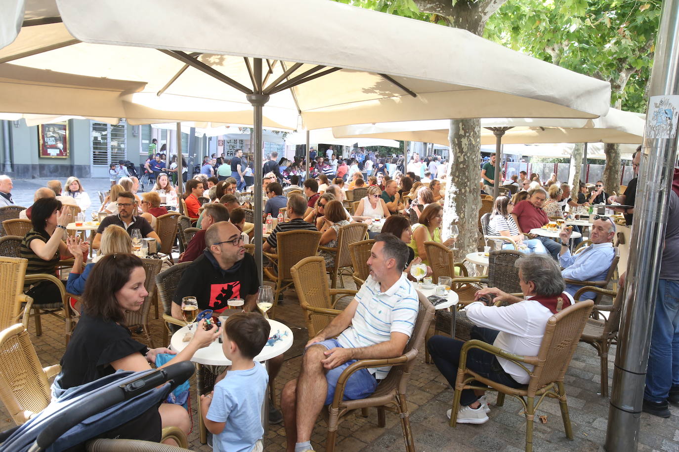 Fotos: Primer vermú de San Mateo en Laurel y San Juan y paella en la plaza del Mercado