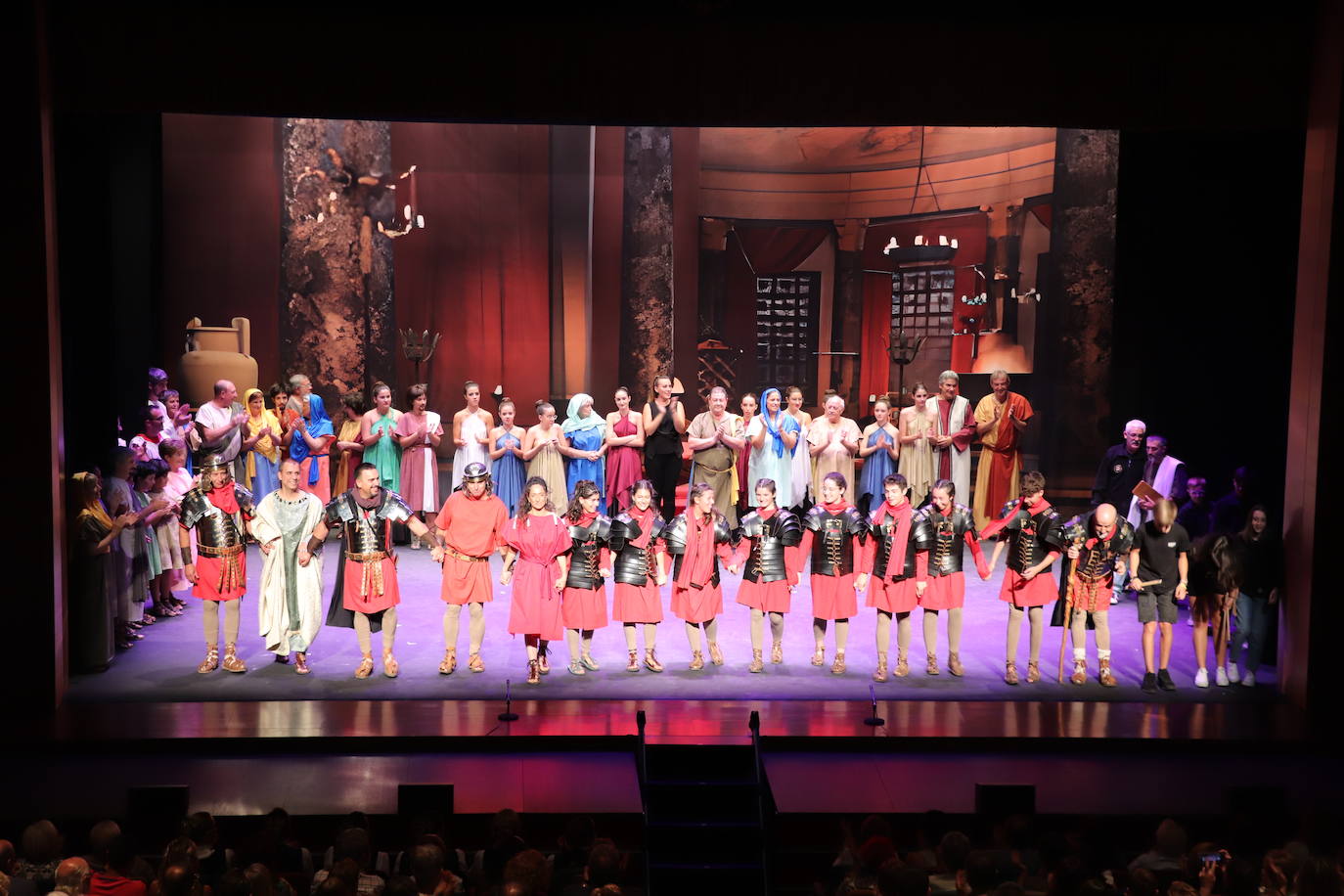 Fotos: Lleno en la representación teatral de la vida de los santos de Arnedo