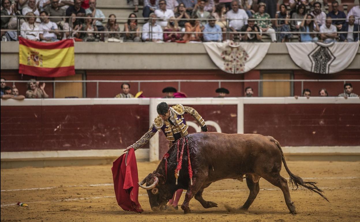 Derechazo de Talavante. 