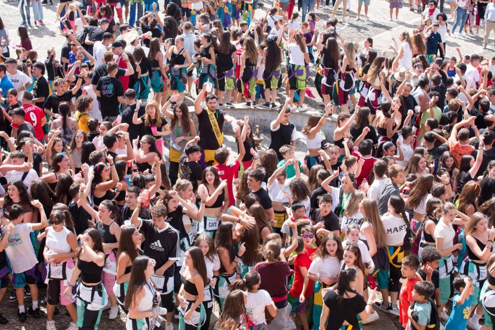 La juventud volvió a tomar la fuente para convertirla en referencia de los primeros bailes. 