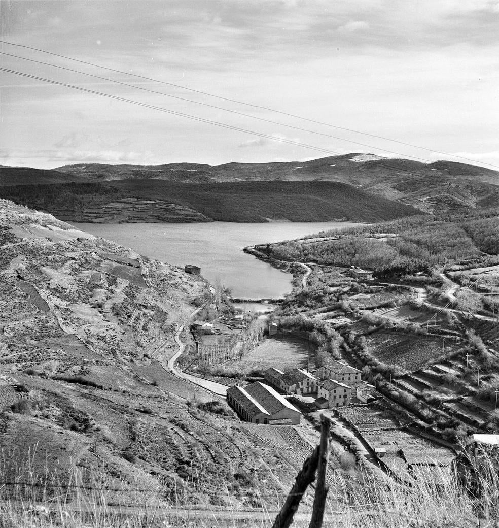 Panorámica del embalse González Lacasa con algunas casas de Los Molinos aún en pie. 