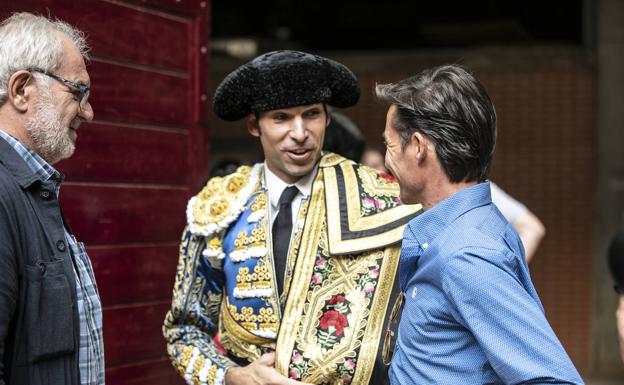 Cayetano y Urdiales charlan el la plaza. 